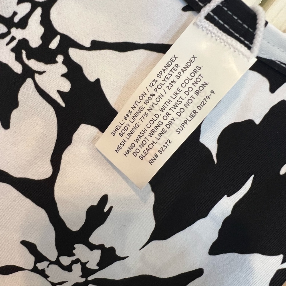 ✅Liz Claiborne Black and White Floral swim dres—-size :10( - Picture 5 of 12